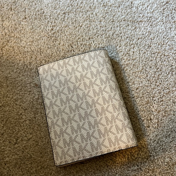Michael Kors passport wallet - Picture 4 of 4